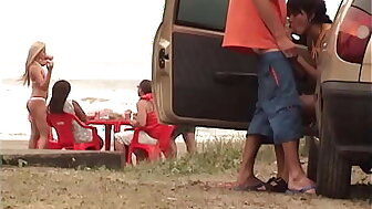 Casal safado faz sexo oral em pblico na praia de Mongagu - SP